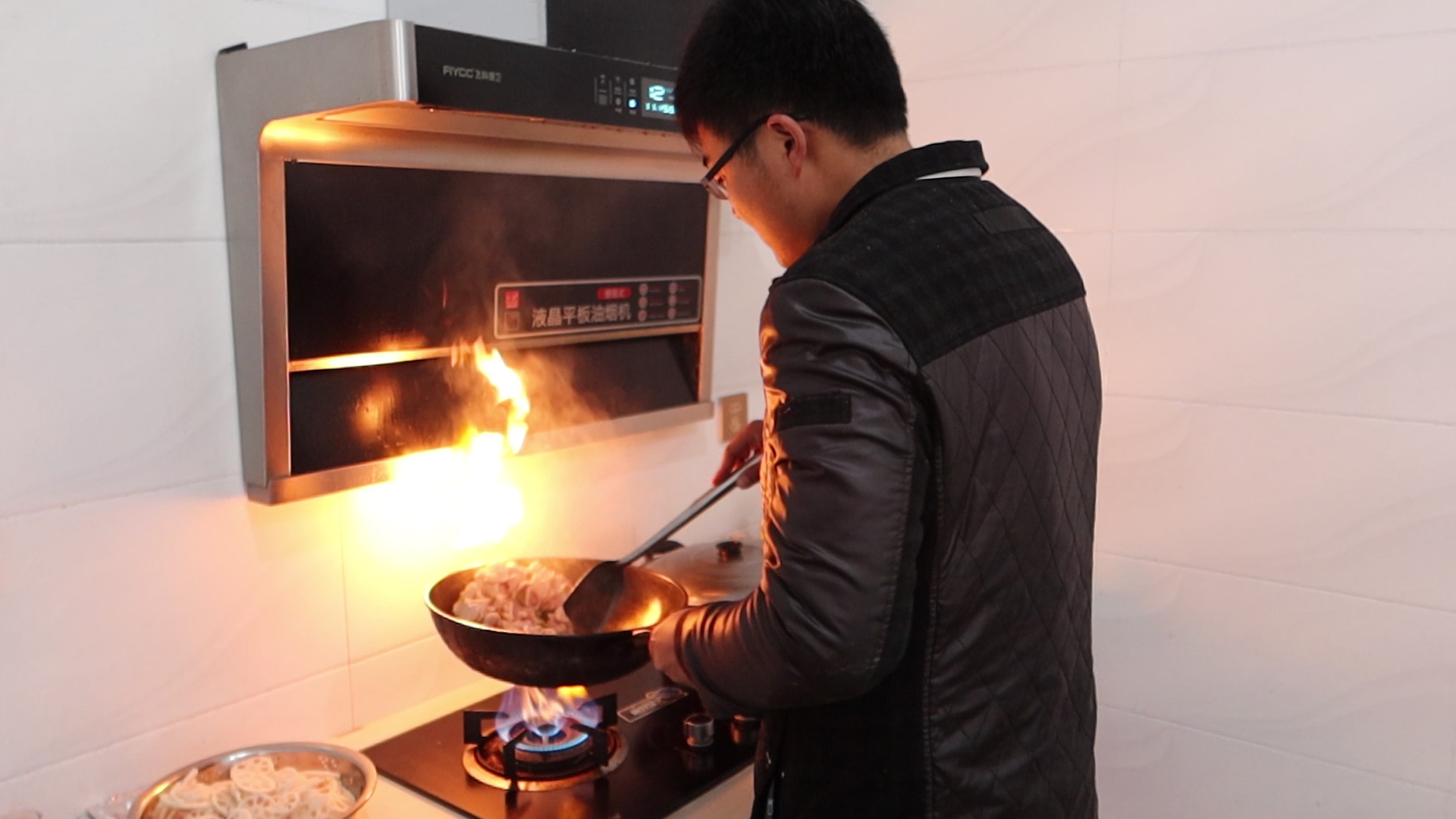 华子做个藕片炒猪肉,老妈炒个土豆丝,吃得真香,我陪父亲喝二两